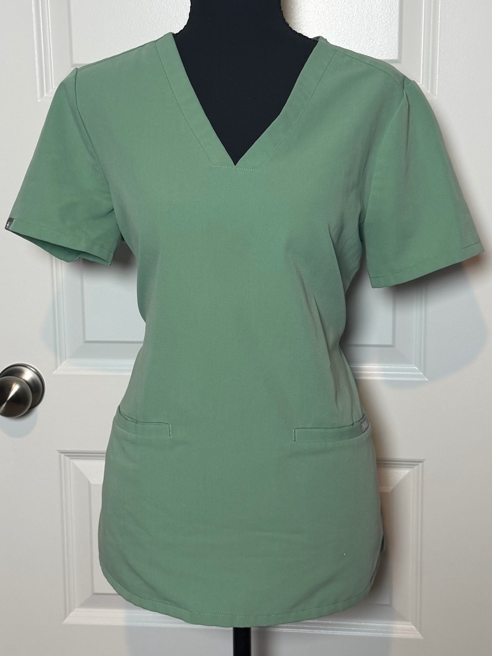 FIGS Casma 3-Pocket Scrub Top Women’s S Jade Green Technical Collection